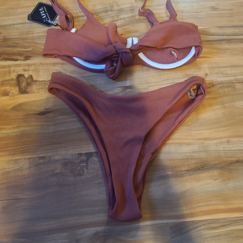 Small bikini - Picture 2 of 2